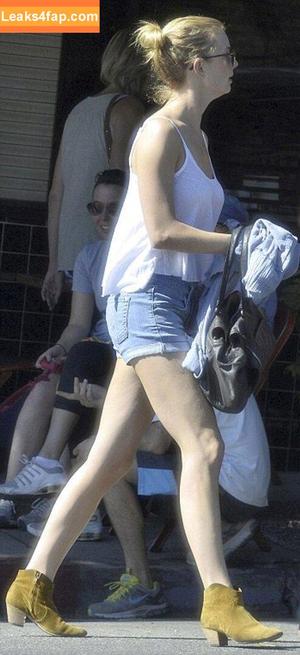 Emily VanCamp photo #0108