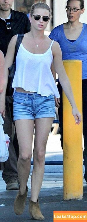 Emily VanCamp photo #0110