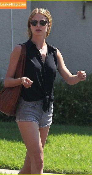 Emily VanCamp photo #0117