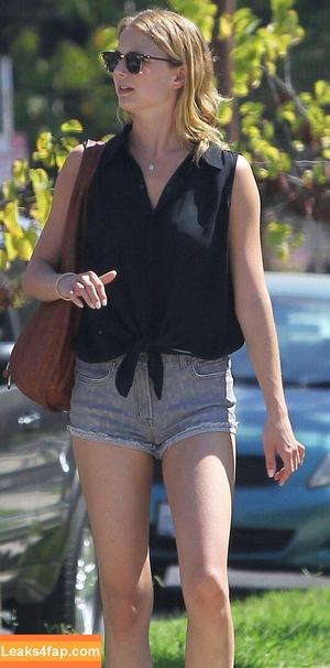 Emily VanCamp photo #0118