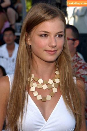 Emily VanCamp photo #0140