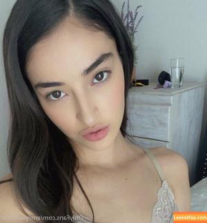 Emily Willis photo #0376