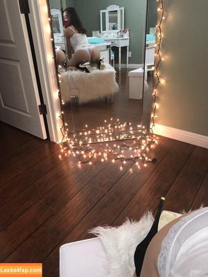 Emily Willis photo #0640