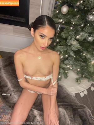 Emily Willis photo #0698