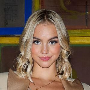 Emma Brooks photo #0011