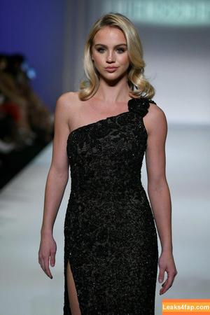 Emma Brooks photo #0017