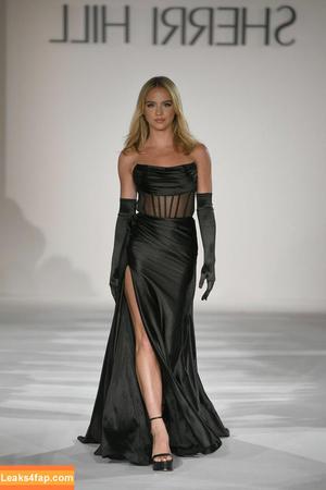 Emma Brooks photo #0021