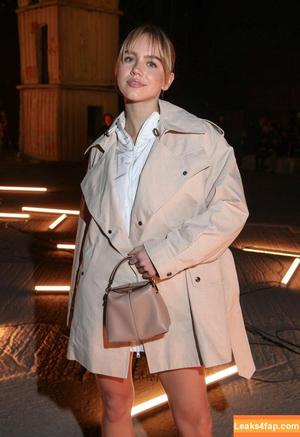 Emma Brooks photo #0088