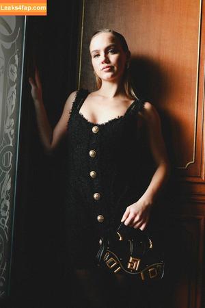 Emma Brooks photo #0103