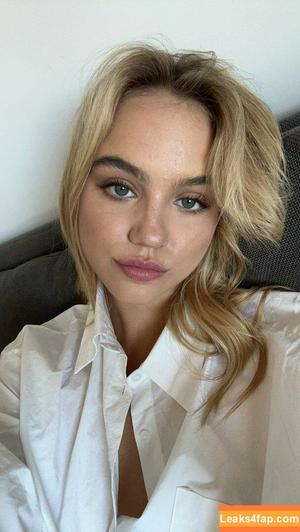 Emma Brooks photo #0330