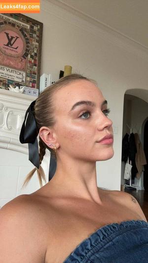 Emma Brooks photo #0363