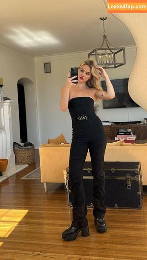 Emma Brooks photo #0376