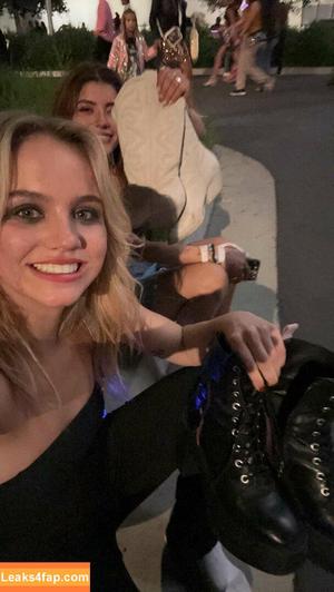 Emma Brooks photo #0378