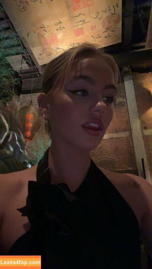 Emma Brooks photo #0465