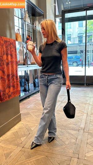 Emma Brooks photo #0480