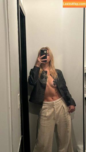 Emma Brooks photo #0525