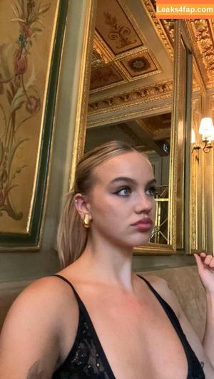 Emma Brooks photo #0627