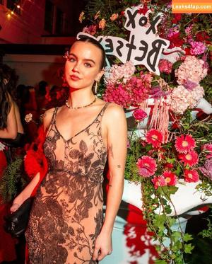 Emma Brooks photo #0831