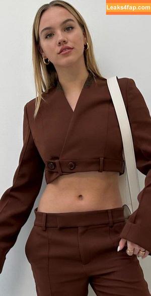 Emma Brooks photo #0950