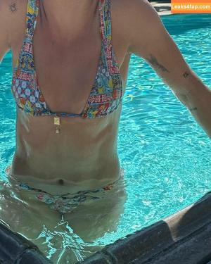 Emma Brooks photo #1002