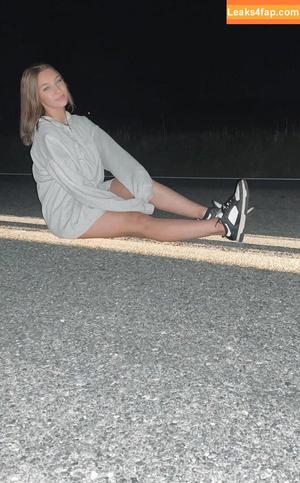 Emma Feathers photo #0012