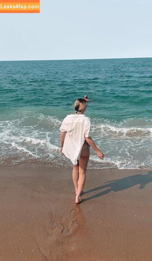 Emma Feathers photo #0018