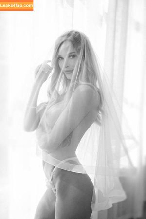 Emma Hix photo #1034