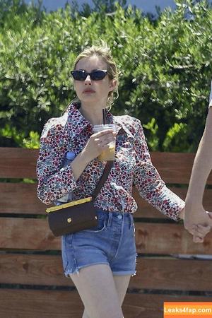 Emma Roberts photo #0377