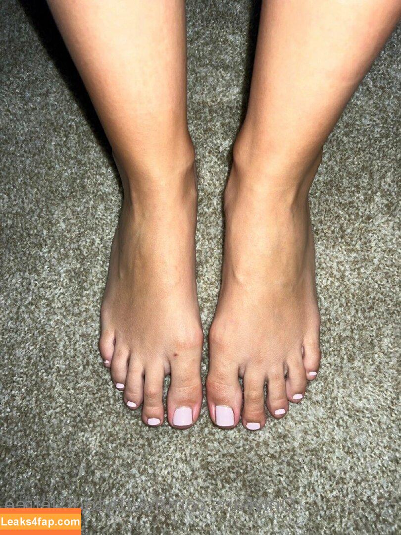 feetbytootsiefree /  leaked photo photo #0001