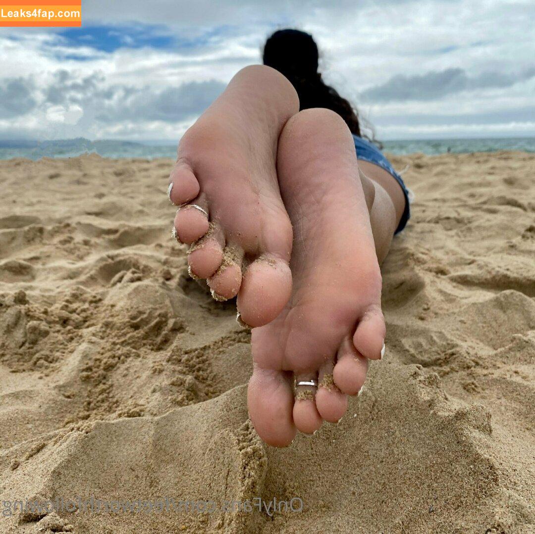 feetworthfollowing /  leaked photo photo #0338