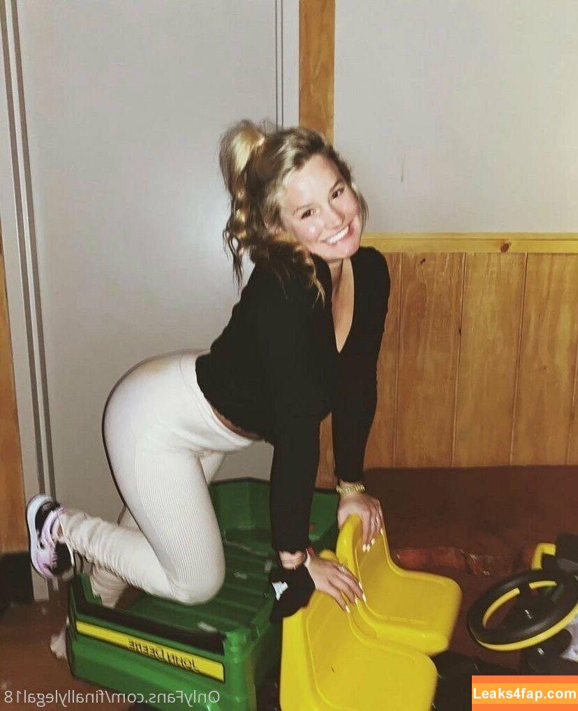 finallylegal18 / hazel_beauti leaked photo photo #0024