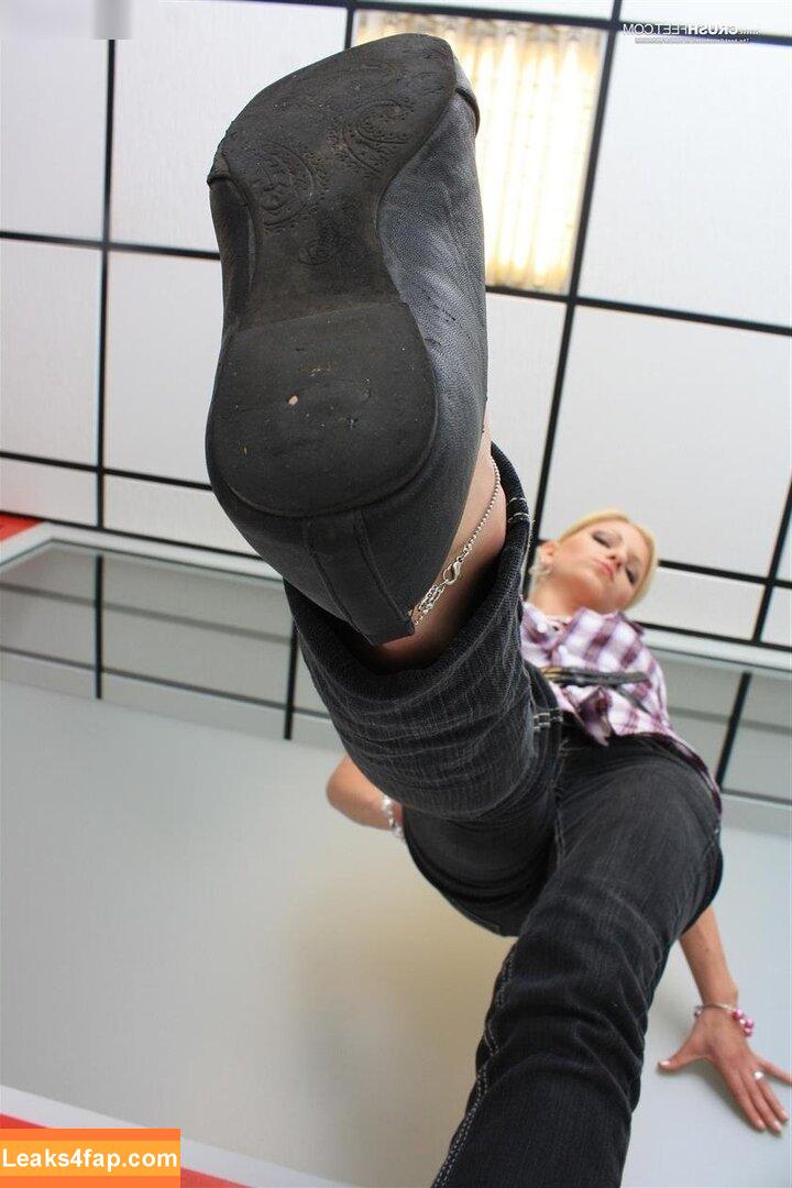 Footlovegirls /  leaked photo photo #1597