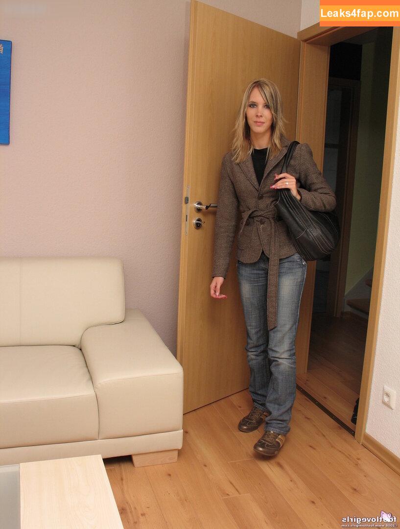 Footlovegirls /  leaked photo photo #3044