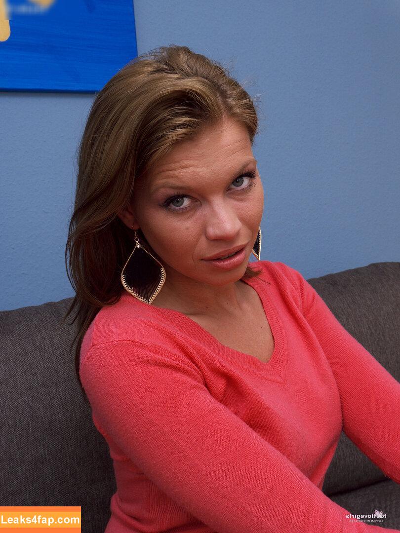 Footlovegirls /  leaked photo photo #3240