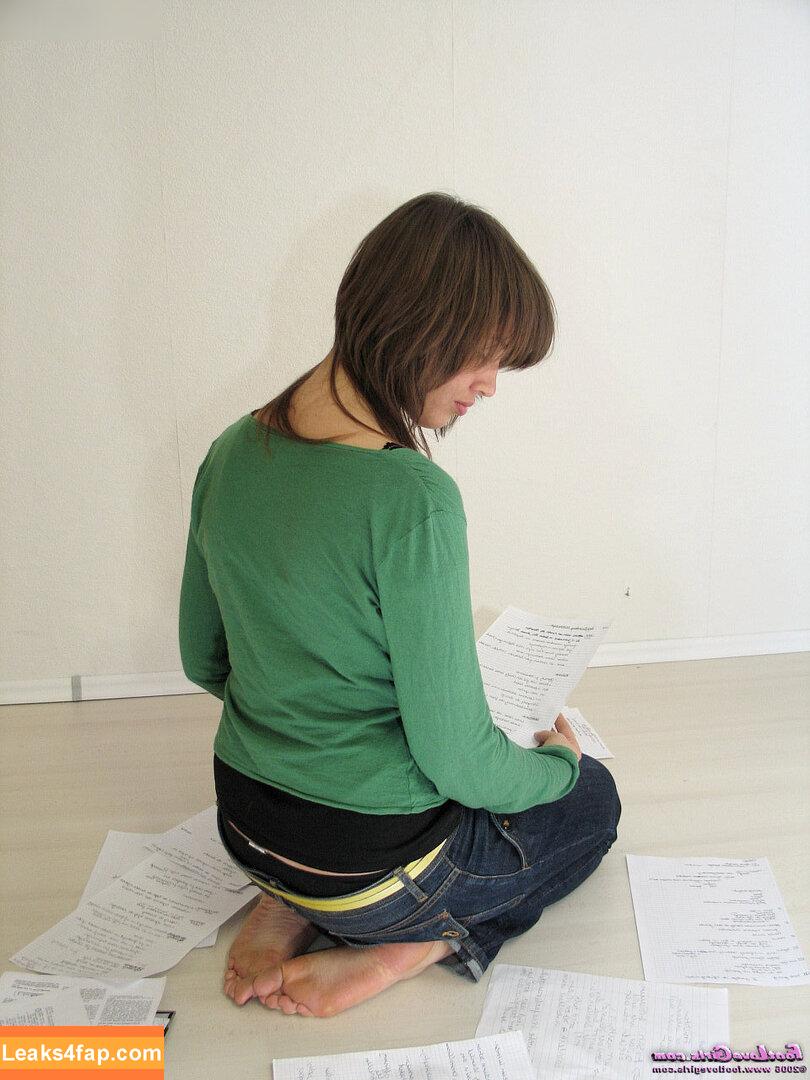 Footlovegirls /  leaked photo photo #3605