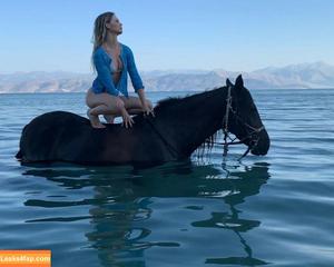 Freya Allan photo #0015