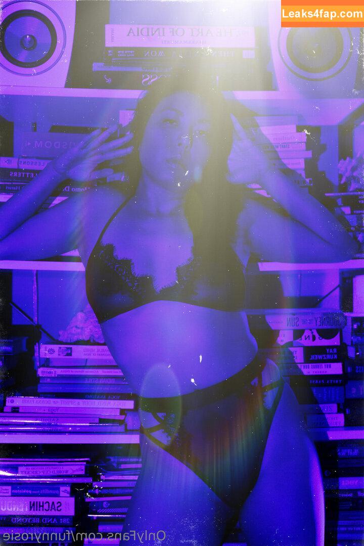 funnyrosie / outoftheboxrosie leaked photo photo #0051