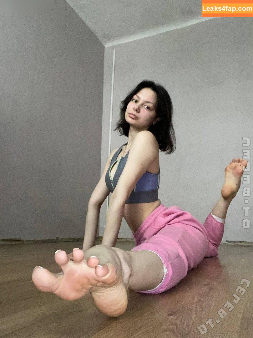 Fußfetisch / JillKassidyy / lara_cumkitten.official / themaiaevonxxx leaked photo photo #0002