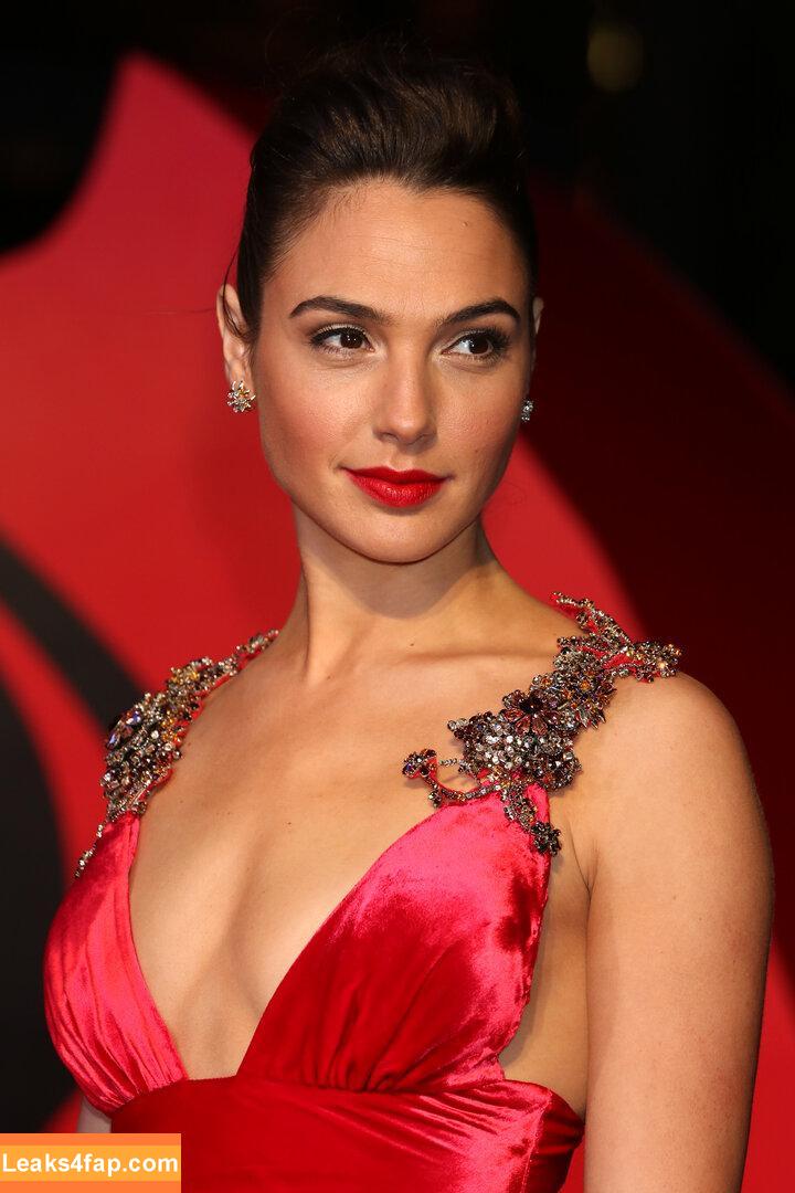 Gal Gadot / gal_gadot / https: / inked_hriss leaked photo photo #0142