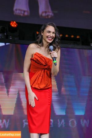 Gal Gadot photo #0011