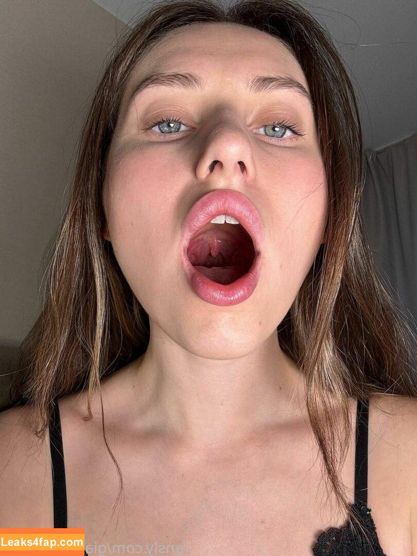 giantess_nelly / uvulamouthtonguepage leaked photo photo #0008