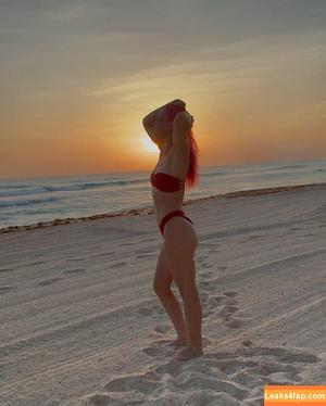Gillian Robertson фото #0030