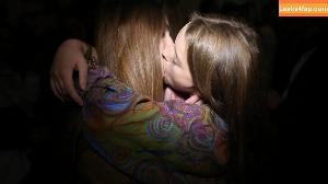 Girls Kissing photo #0009