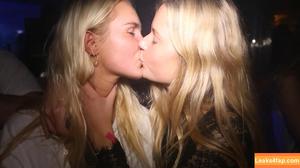 Girls Kissing photo #0010