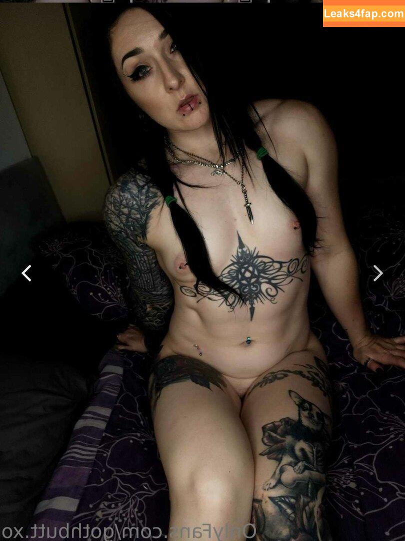 Goth Muscle Mommy / buffgothmom / gothbutt.xo / roxxymission leaked photo photo #0004