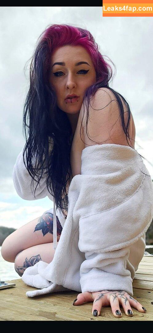 Goth Muscle Mommy / buffgothmom / gothbutt.xo / roxxymission leaked photo photo #0021