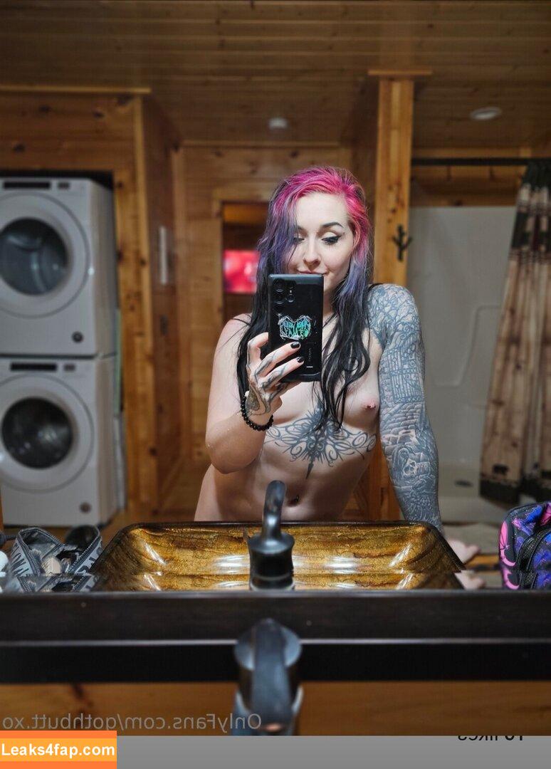 Goth Muscle Mommy / buffgothmom / gothbutt.xo / roxxymission leaked photo photo #0031