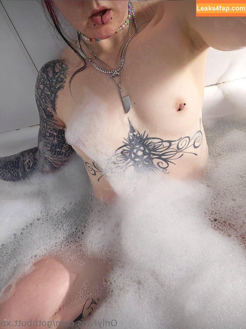 Goth Muscle Mommy / buffgothmom / gothbutt.xo / roxxymission leaked photo photo #0039