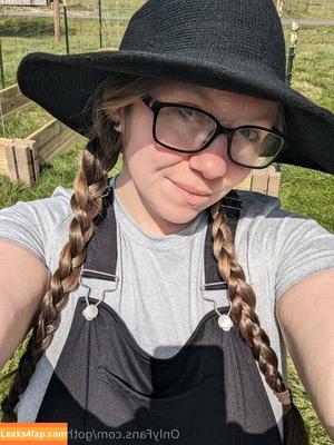 Gothicc Farm Wife photo #0015