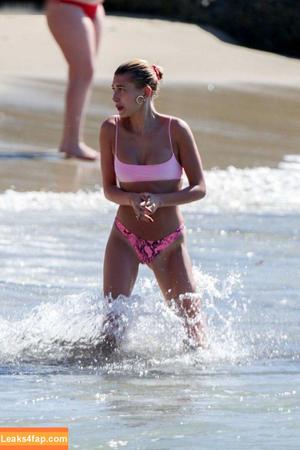 Hailey Bieber photo #0374